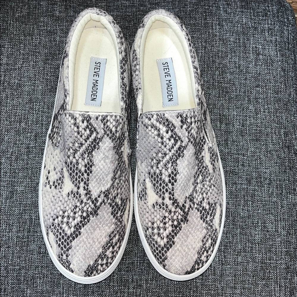 Steve Madden Slip-On sneakers Snake Print RETAILS@$99-  8.5 - Picture 3 of 7